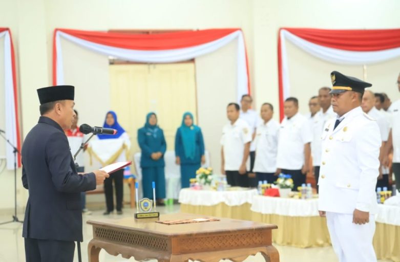Pj. Halteng “Ikram M Sangadji” Lantik Camat Weda Tengah