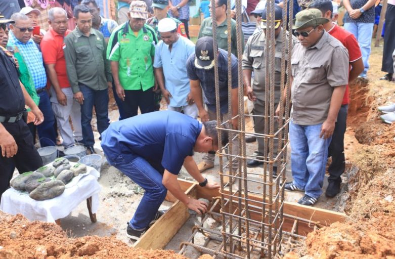 Pj. Bupati Halteng “Ikram M Sangadji” Peletakan Batu Pertama Pembangunan Masjid Al-Fatah di Desa Woejerana Kec. Weda Tengah