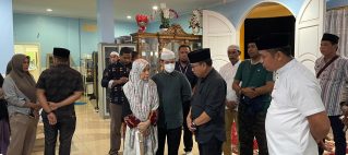 Turut Berduka Cita, Bupati Ikram M Sangadji Melayat kerumah Duka