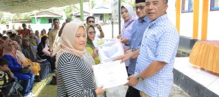 Wakil Bupati Menyerahkan Sembako Gratis di Kecamatan Pulau Gebe