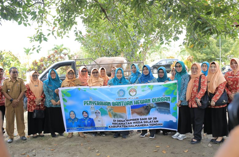 TP-PKK Halteng dan DWP Halteng Serahkan Hewan Qurban