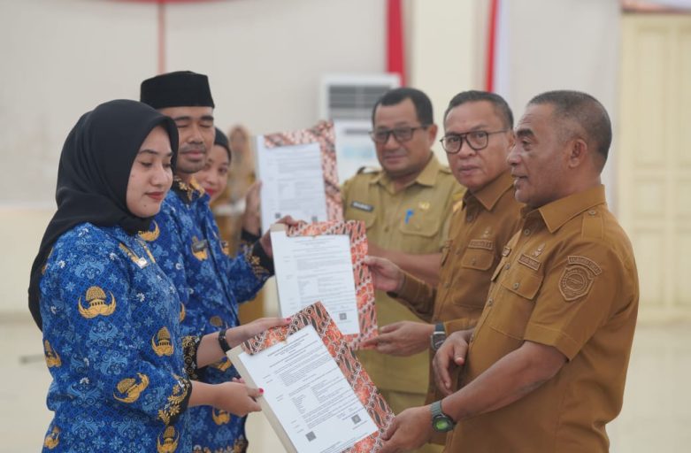 BUPATI IKRAM M SANGADJI SERAHKAN SK PPPK, SELAMAT BEKERJA