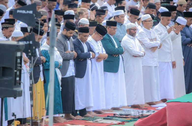 Bupati dan Wakil Bupati Sholat Ied Adha di Desa Banemo