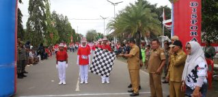 Sekda Halteng Lepas Lomba Gerak Jalan Tingkat SMP dan SMA dalam Rangka Memeriahkan Peringatan HUT RI ke-80 di Halmahera Tengah