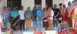 Ketua TP PKK dan Ketua DWP Halteng Kunjungi Korban Kebakaran di Desa Were