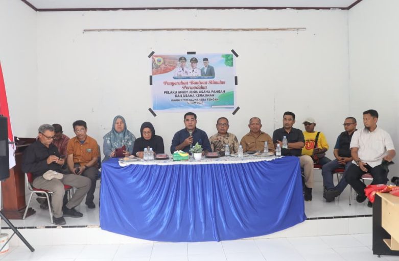 Pemkab Halteng Salurkan Stimulus Permodalan UMKM dan Bantuan Pertanian di Kecamatan Patani Utara