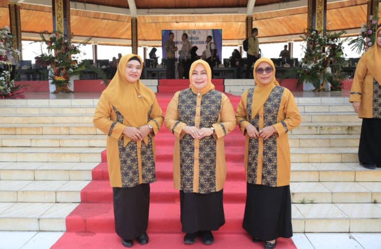 Ketua TP-PKK Kabupaten Halmahera Tengah Hadiri Perayaan HKG PKK ke-53 di Halmahera Barat