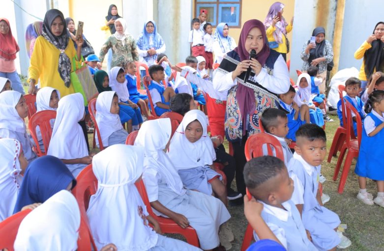 Bunda PAUD Kabupaten Halmahera Tengah Hadiri dan Buka Kegiatan “Gebyar Makan Serba Ikan” di Desa Sagea