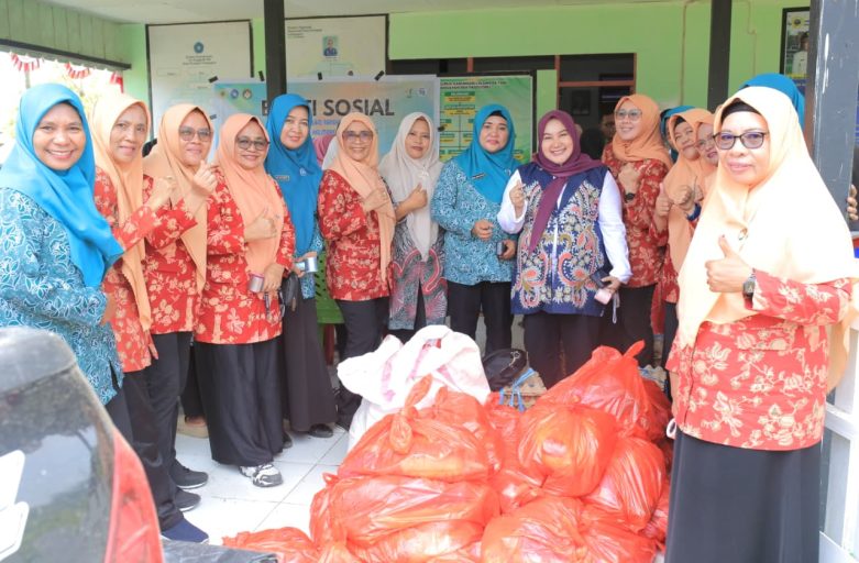 TP-PKK Halmahera Tengah Bersama DWP dan Ikatan Istri DPRD Gelar Bakti Sosial degan warga Trans Waleh SP3