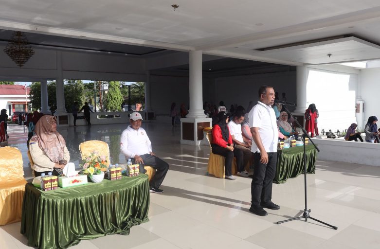 WAKIL BUPATI HALTENG BUKA KEGIATAN SENAM BERSAMA & KUMPUL SAMPAH DALAM RANGKA HUT KE-80 PGRI DAN HARI GURU NASIONAL 2025