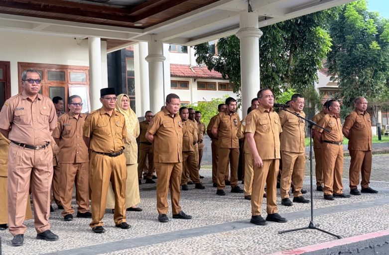 WAKIL BUPATI HALMAHERA TENGAH PIMPIN APEL PAGI DAN TEKANKAN DISIPLIN SERTA PENINGKATAN KINERJA ASN