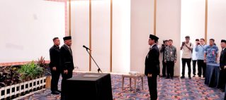 SEKDA HALMAHERA TENGAH HADIRI PENGUKUHAN KEPALA PERWAKILAN BPKP MALUKU UTARA, PERKUAT SINERGI PENGAWASAN DAN TATA KELOLA PEMERINTAHAN